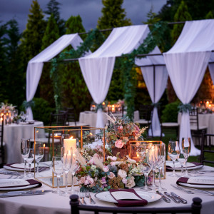 神秘的な青の時間を経て迎える夜。キャンドルの灯が織りなす光と影の繊細なバランスまで計算し尽くし、深みのある特別な空間へと変わる|ensoleille（アンソレイユ）の写真(54762855)