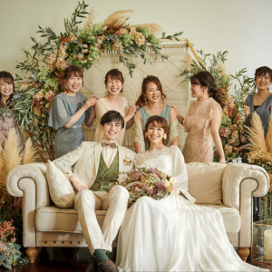 お気に入りのアイテムで彩ったソファコーナー。ゲストと写真を撮ったり、スイーツを楽しむリラックスタイム|ensoleille（アンソレイユ）の写真(54762515)