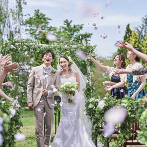 自然の中の心地よさに包まれ、舞い上がる花びらと笑顔あふれる瞬間が、まるで映画のワンシーンのよう|ensoleille（アンソレイユ）の写真(54763376)