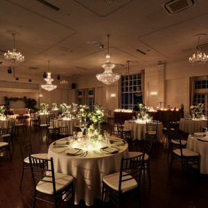 照明をぐっとしぼったナイトタイムの会場は、どこかしっとりと幻想的で、大人びたムードと洗練された空気が静かに漂う|ensoleille（アンソレイユ）の写真(54762857)