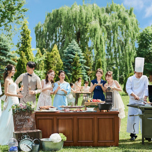 青空の下で肉や魚介類、野菜などを焼き上げるグリルビュッフェ。開放的な空気の中で、主役のふたりも料理を楽しもう|ensoleille（アンソレイユ）の写真(54762015)