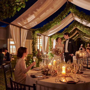 シルバーやグラスがきらめくゲスト席。ナイトパーティならではの華やかさと上品さが漂う大人の洗練された時間|ensoleille（アンソレイユ）の写真(54763375)