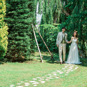 木漏れ日の小径をゆっくりと進むふたり。やさしい風が運んできてくれるのは、ゲストからの温かな祝福の声|ensoleille（アンソレイユ）の写真(54762393)