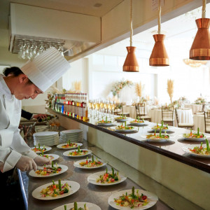 【オープンキッチン】香ばしい香りや調理の音が広がり、出来立ての料理が次々とサーブされるライブ感を楽しめる|ensoleille（アンソレイユ）の写真(54762775)