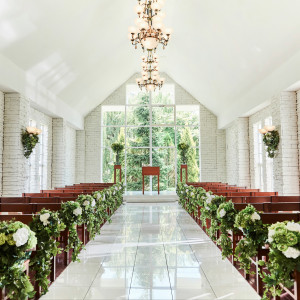 ピュアホワイトと木々のグリーンが調和する白亜の独立型チャペル。大きな窓から眩しいほど光が降り注ぐ|ensoleille（アンソレイユ）の写真(54762204)