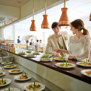 会場内にはオープンキッチンを完備。目の前で仕上がる出来立ての熱々料理で、ゲストに格別なおもてなしを|ensoleille（アンソレイユ）の写真(54762446)