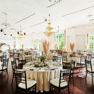 自然と目線が上がる背の高い装花を配したコーディネート。空間に優雅な立体感を生み出し、柔らかな華やかさを添える|ensoleille（アンソレイユ）の写真(54762859)