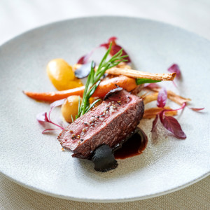 奥州が誇る前沢牛。鮮やかな霜降り、とろける舌触り、豊かな風味が揃う逸品|ensoleille（アンソレイユ）の写真(54761844)