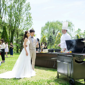 【BBQ＆グリルビュッフェ】シェフが目の前で大きな肉を焼き上げ、出来立てをその場で切り分けるライブパフォーマンス|ensoleille（アンソレイユ）の写真(54762780)