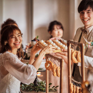 パーティ中盤のスイーツタイムには、ふたりが手渡しでサーブしたり、ゲストと一緒に楽しんで|ensoleille（アンソレイユ）の写真(54762516)