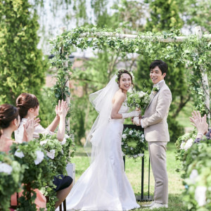 優しく頬を撫でる風が、ふたりとゲストをリラックスさせてくれる。いつものふたりの笑顔で愛の誓いができる|ensoleille（アンソレイユ）の写真(54762407)