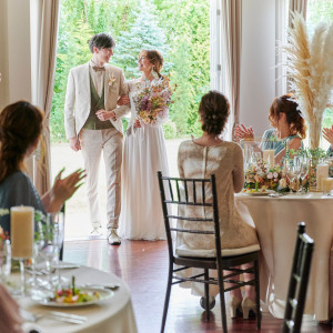 ガーデンとひとつながりなので緑を背景にガーデンから入場することも可能。写真に残したいワンシーン|ensoleille（アンソレイユ）の写真(54762514)