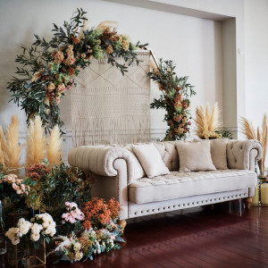 【ソファコーナー】メイン席としても、会場の一角に設けてもOK。新たに登場したアーチが、より華やかな空間を演出|ensoleille（アンソレイユ）の写真(54762779)