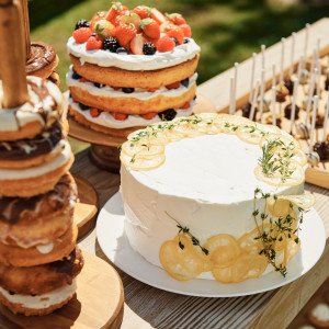 ウエディングケーキもふたりの想いを映したオリジナル。日差しの中で色とりどりのフルーツやスイーツが一層映える|ensoleille（アンソレイユ）の写真(54762100)