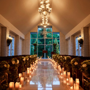 昼のナチュラルな空気とは一変し、幻想的な光に包まれるナイトチャペル。ふたりの誓いが一層ロマンティックに輝く|ensoleille（アンソレイユ）の写真(54762274)