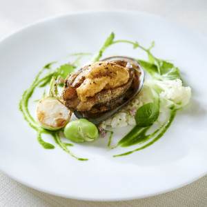 水温が低い海の中で4～6年、じっくり育つアワビは旨味や身質が凝縮されている|ensoleille（アンソレイユ）の写真(54761946)