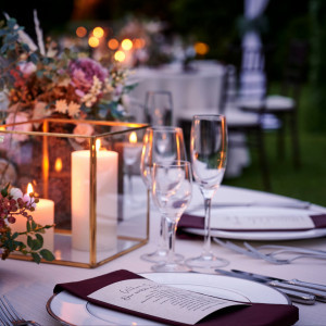 柔らかな灯りがテーブル全体に温かみを添える。キャンドルの炎は、見る人の心をそっと癒す効果もあるそう|ensoleille（アンソレイユ）の写真(54763382)