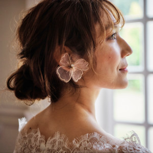 幸せのひとつひとつに寄り添うように。コサージュや、ティアラ、ヴェールなどの小物も豊富に揃う|ensoleille（アンソレイユ）の写真(54762943)