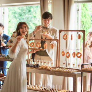 思わず笑顔がはじける華やかなデザートビュッフェ。遊び心が光る愛らしいスイーツに、ゲストからも歓声が|ensoleille（アンソレイユ）の写真(54762098)