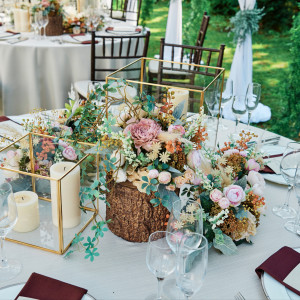 カラフルな花を添えたナチュラルなテーブルコーディネートは、降り注ぐ陽光がその彩りを引き立て、パーティへの期待感を高める|ensoleille（アンソレイユ）の写真(54762854)