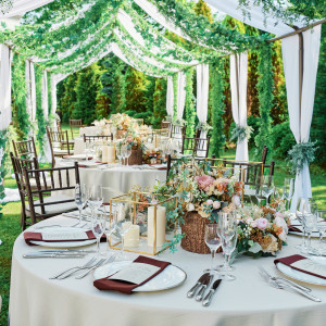 爽やかな風がシーリングドレープをひらりと揺らし、心地よいリラックス感と開放感に包まれた、特別で上質なパーティ|ensoleille（アンソレイユ）の写真(54762858)