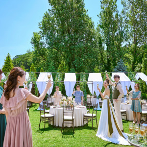 ガーデンにテーブルセッティングしてパーティを。心地よい自然に誘われるようにゲストにも笑顔があふれだす|ensoleille（アンソレイユ）の写真(54763373)