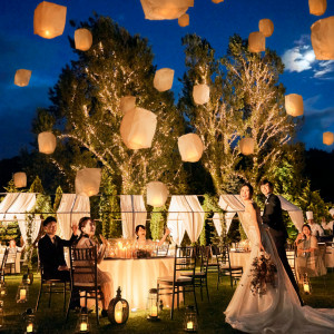 ランタンの優しい灯りが、夜のガーデンに夢のような魔法をかける瞬間。まるで海外映画のワンシーンのよう|ensoleille（アンソレイユ）の写真(54763087)