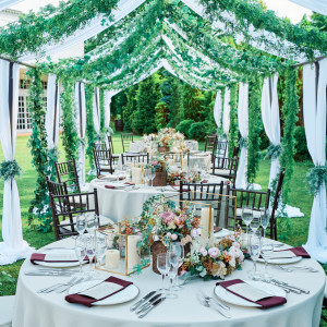 海外ウエディングのような華やかで開放的なコーディネート。テーマに合わせて、自由度の高いパーティ設計が叶う|ensoleille（アンソレイユ）の写真(54763372)