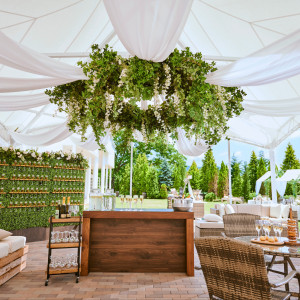 【ガーデンテント】木陰のように心地よく、ソファやバーカウンターも備わった寛ぎ空間にリニューアル|ensoleille（アンソレイユ）の写真(54762777)