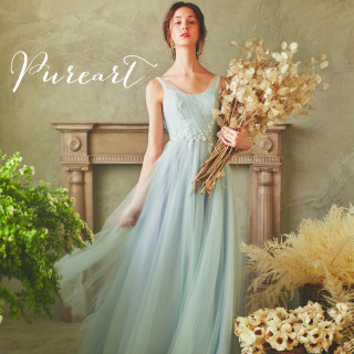 すっきりとしたスリムラインにチュールを重ねて、軽やかな透明感を演出。 纏うだけで優しい気持ちに包まれそう