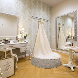大きな鏡に映るウエディングドレスに心躍るひととき|ルクリアモーレ仙台の写真(2428760)