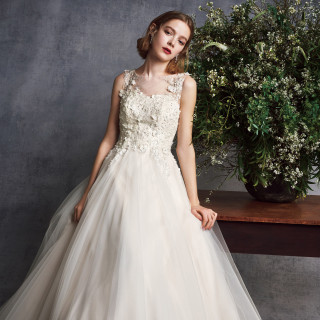 純白のウエディングドレスが花嫁を清楚な印象に