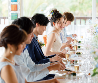 光溢れるパーティー会場。