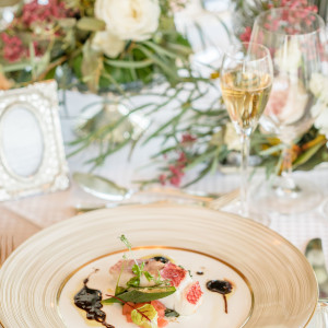 ゲストの心に残る美味しいお料理と合わせて、テーブル装飾にもこだわりたい。|アイネス ヴィラノッツェ in カヌチャベイ～グラン・ブルーチャペル～/クチュールナオコウエディングの写真(1909110)