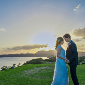 沖縄の美しいサンセット。ロマンティックなロケーションフォトを残して。|アイネス ヴィラノッツェ in カヌチャベイ～グラン・ブルーチャペル～/クチュールナオコウエディングの写真(21336976)