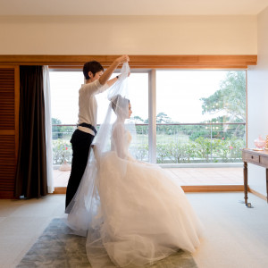 花嫁への最後の仕上げ。ベールダウンの特別な瞬間。|アイネス ヴィラノッツェ in カヌチャベイ～グラン・ブルーチャペル～/クチュールナオコウエディングの写真(3299028)