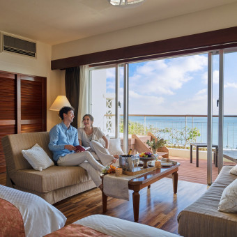 全295室のゲストルームを有する沖縄屈指のリゾートホテル。ゲストと一緒にステイを楽しめます