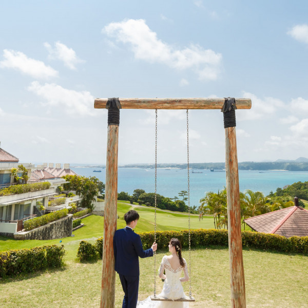 海の青さや木々の緑の輝きなど沖縄らしい景色が広がる「ブランコの丘」でナチュラルフォトも！
