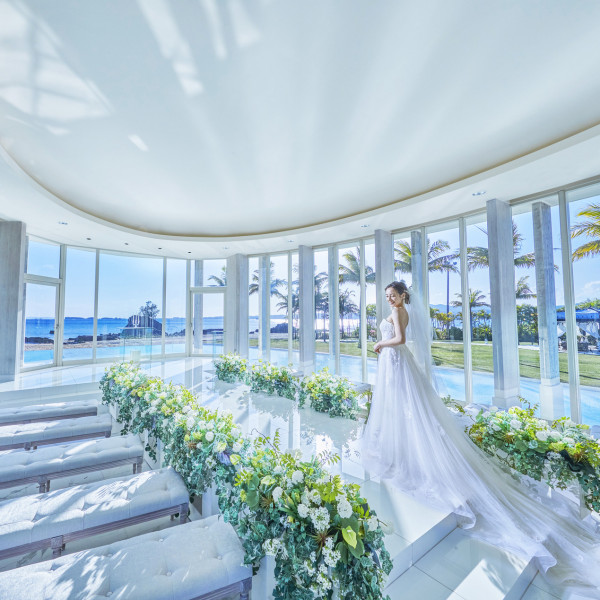 沖縄でも珍しい360度ガラス張りオーシャンフロントチャペル。圧倒的な光に包まれてドレス映え間違いなし