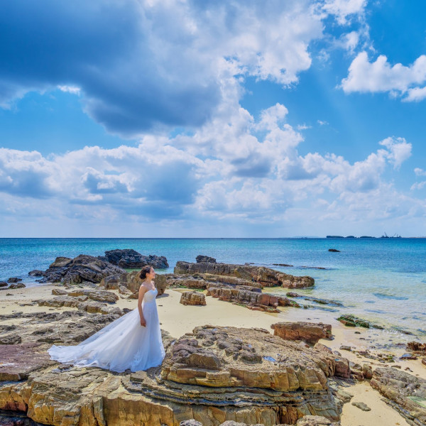 ビーチが目の前だからこそ沖縄の大自然と一体になれる開放感満載のウエディング。