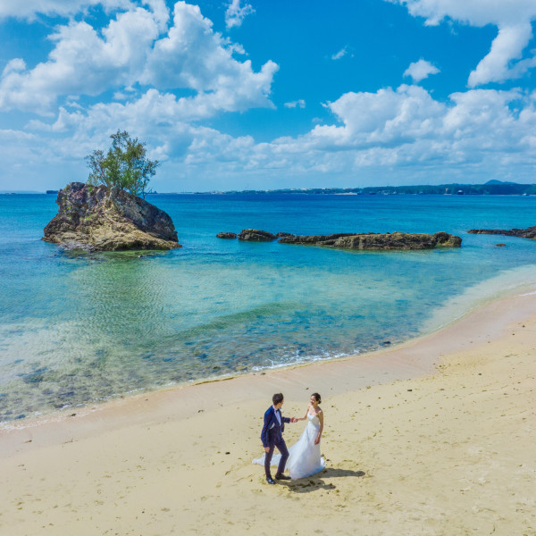 ガーデンの目の前に広がる美ら海で、沖縄らしいビーチフォト撮影を楽しんで。