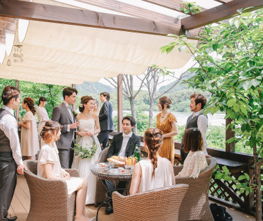 テラスに出てゲストとの会話を楽しんで