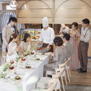 目の前のキッチンから漂う音や香りとともに届けられる北海道産の旬野菜フレンチ|チャペル・ド・コフレ札幌の写真(33010857)