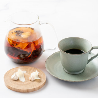 コーヒー又はブレンドティー。紅茶は、自家製ドライフルーツとブレンドした香り高い紅茶→