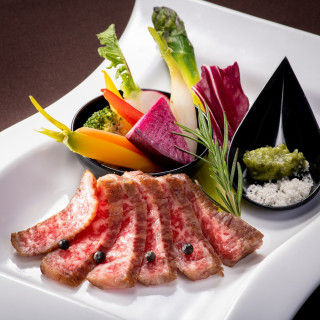 目の前で焼き上げる炭火焼きサーロイン。ライブキッチンが食婚式を盛り上げる！