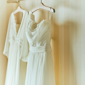 ブライズルームに足を踏み入れると広がるその日新婦様がお召しになるドレスが。その光景から幸せな1日が始まる。|ララシャンスOKAZAKI迎賓館の写真(2252519)