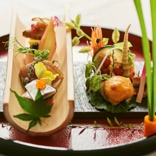 シェフとのお皿のお打ち合わせで、見た目も楽しめるお二人だけのお料理で皆様をおもてなし