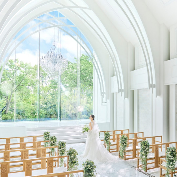 大きな窓から光が差し込む明るいチャペル