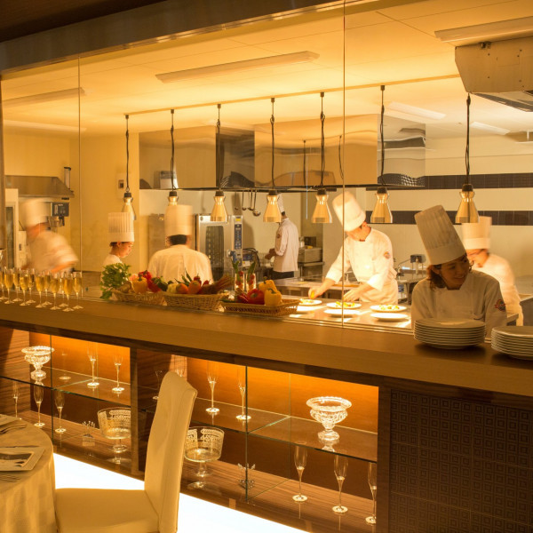 披露宴の進行に合わせて出来立てのお料理をご提供いたします。お皿までもが温かい状態で目の前に運ばれてきますので、お料理重視の方には必要な設備ですね♪※イメージ|ララシャンスOKAZAKI迎賓館の写真(1467650)