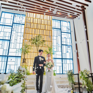 祭壇からの降り注ぐ溢れる光とフラワーシャワーがおふたりと大切なゲストの最高の時間と笑顔を優しく包みこむ|LAZOR GARDEN NAGOYA（ラソール ガーデン 名古屋）の写真(44109370)